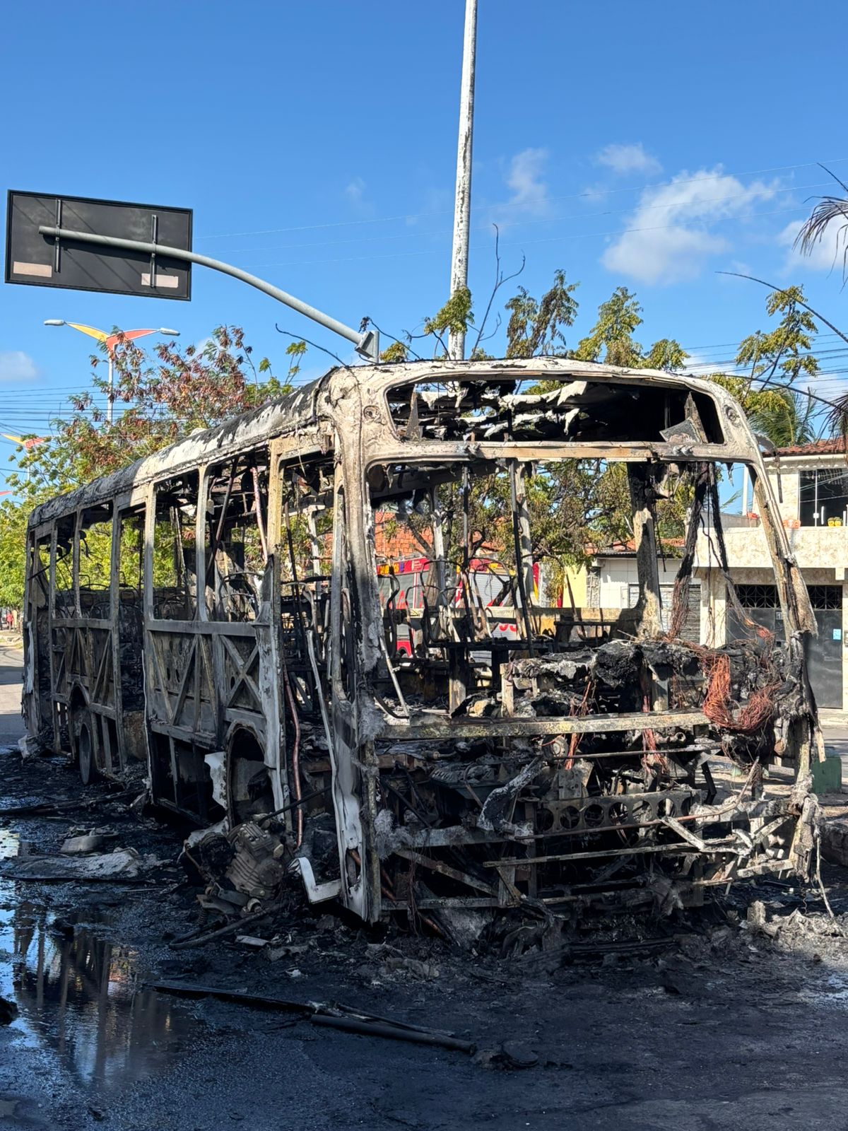 Ônibus da linha 015 - Conjunto Ceará/Antônio Bezerra é destruído por incêndio na Avenida I