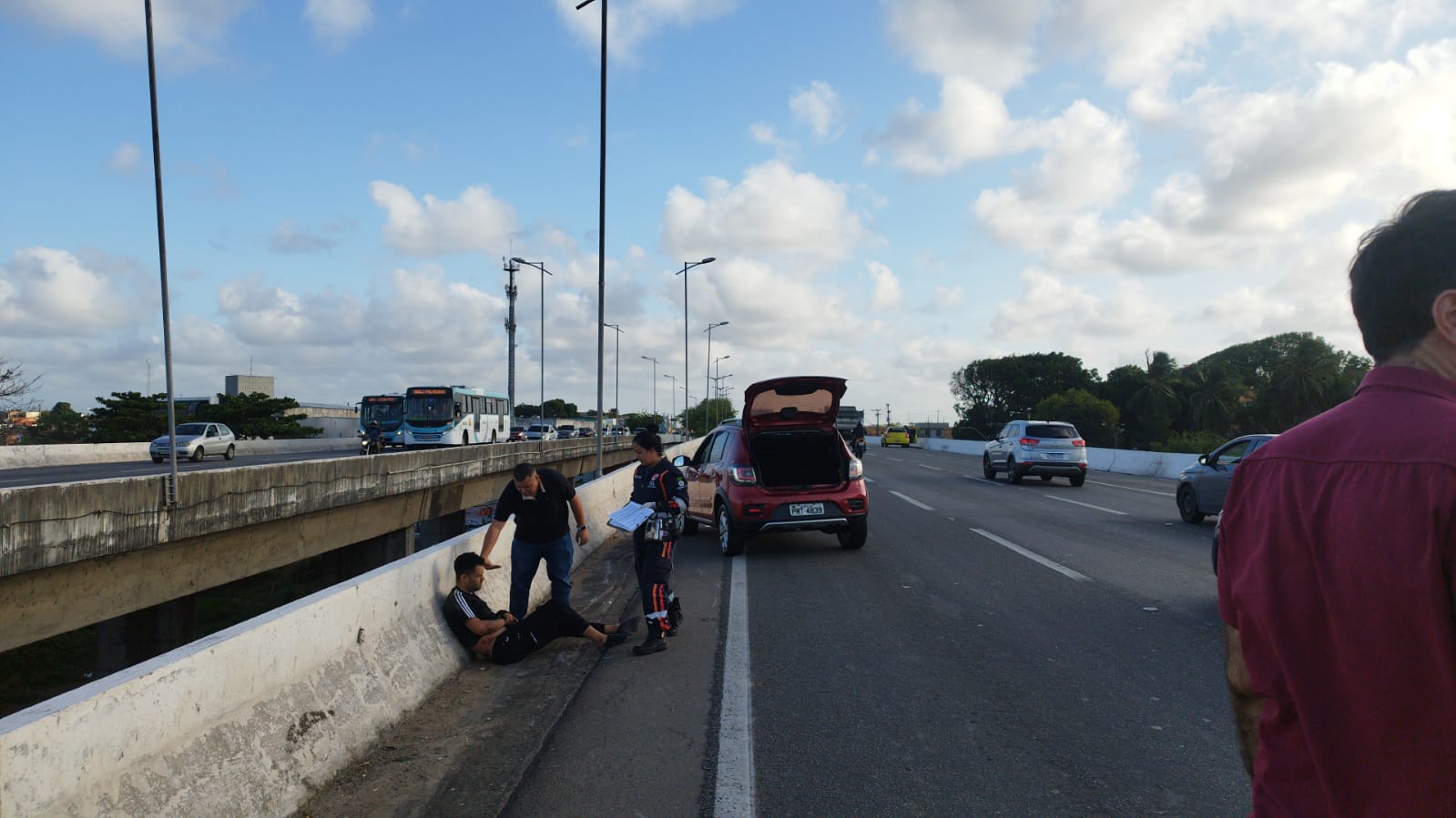 Motociclista é jogado contra mureta na BR-116 e por pouco não cai de viaduto em Fortaleza