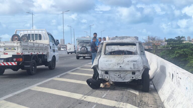 Carro pega fogo sobre viaduto na BR-116, em Fortaleza; não houve feridos