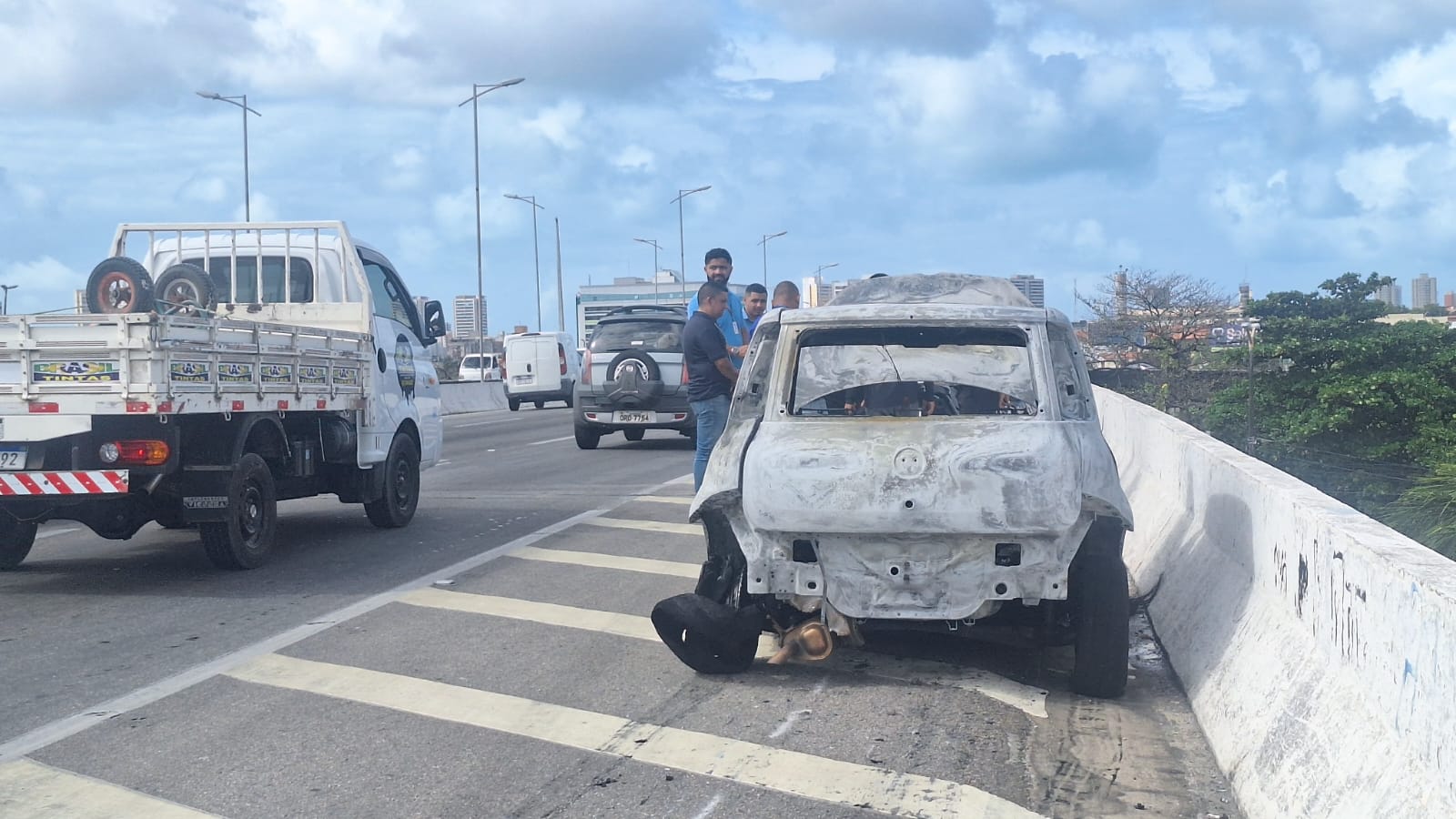 Carro pega fogo sobre viaduto na BR-116, em Fortaleza; não houve feridos