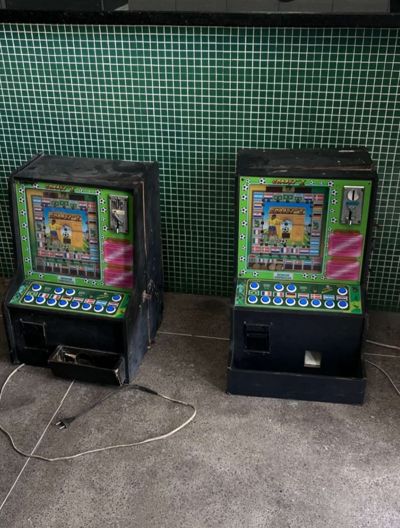 Dona de comércio é presa com duas máquinas caça-níqueis dentro de mercearia em Fortaleza