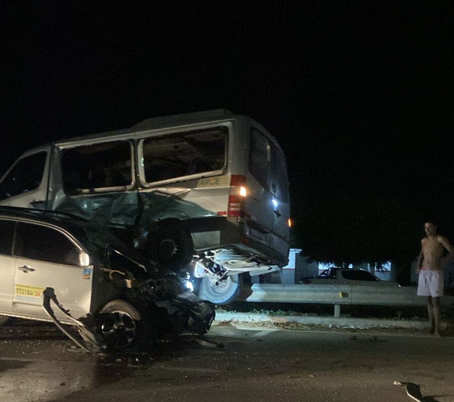 Acidente envolvendo carro e topic é registrado em Trairi, no Ceará