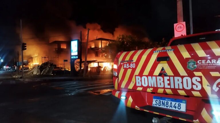 Incêndio que destruiu sucata Chico Alves, em Fortaleza, é investigado como possivelmente criminoso