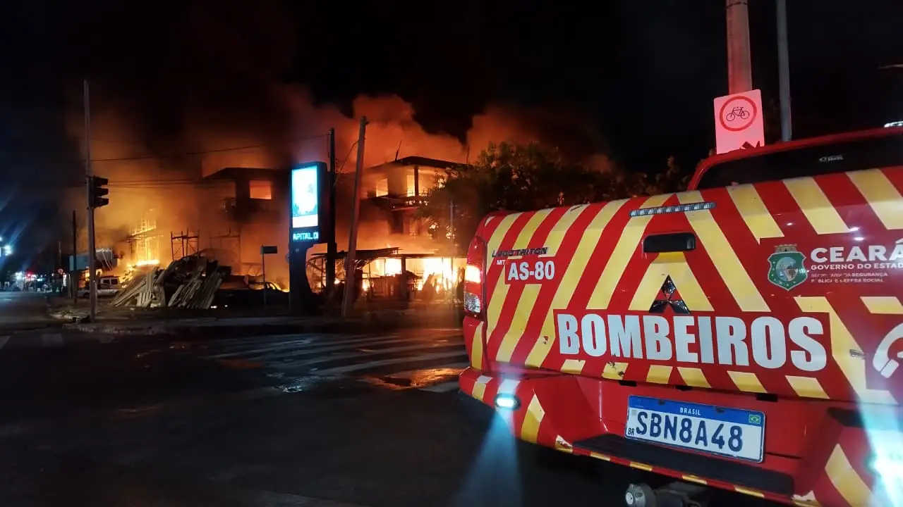 Incêndio que destruiu sucata Chico Alves, em Fortaleza, é investigado como possivelmente criminoso