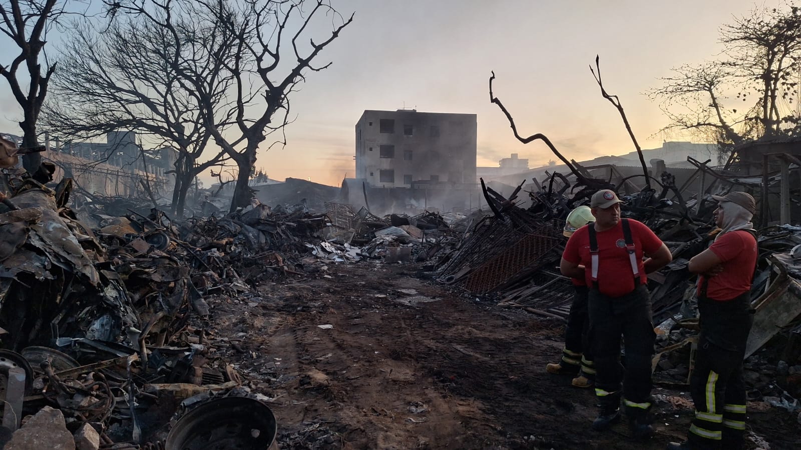 Novo foco de incêndio mobiliza bombeiros na Sucata Chico Alves