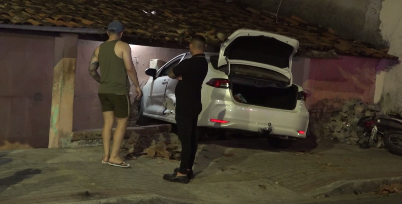 Homem avança preferencial, atropela motociclista, destrói casa e sai pedindo cerveja, no Ceará