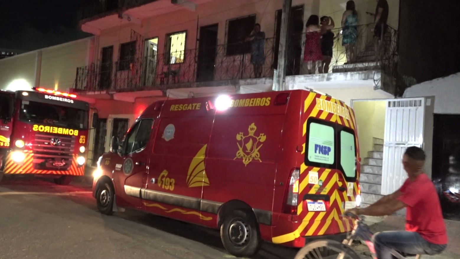 Cadeirante tem apartamento incendiado e é socorrido por vizinhos em Fortaleza