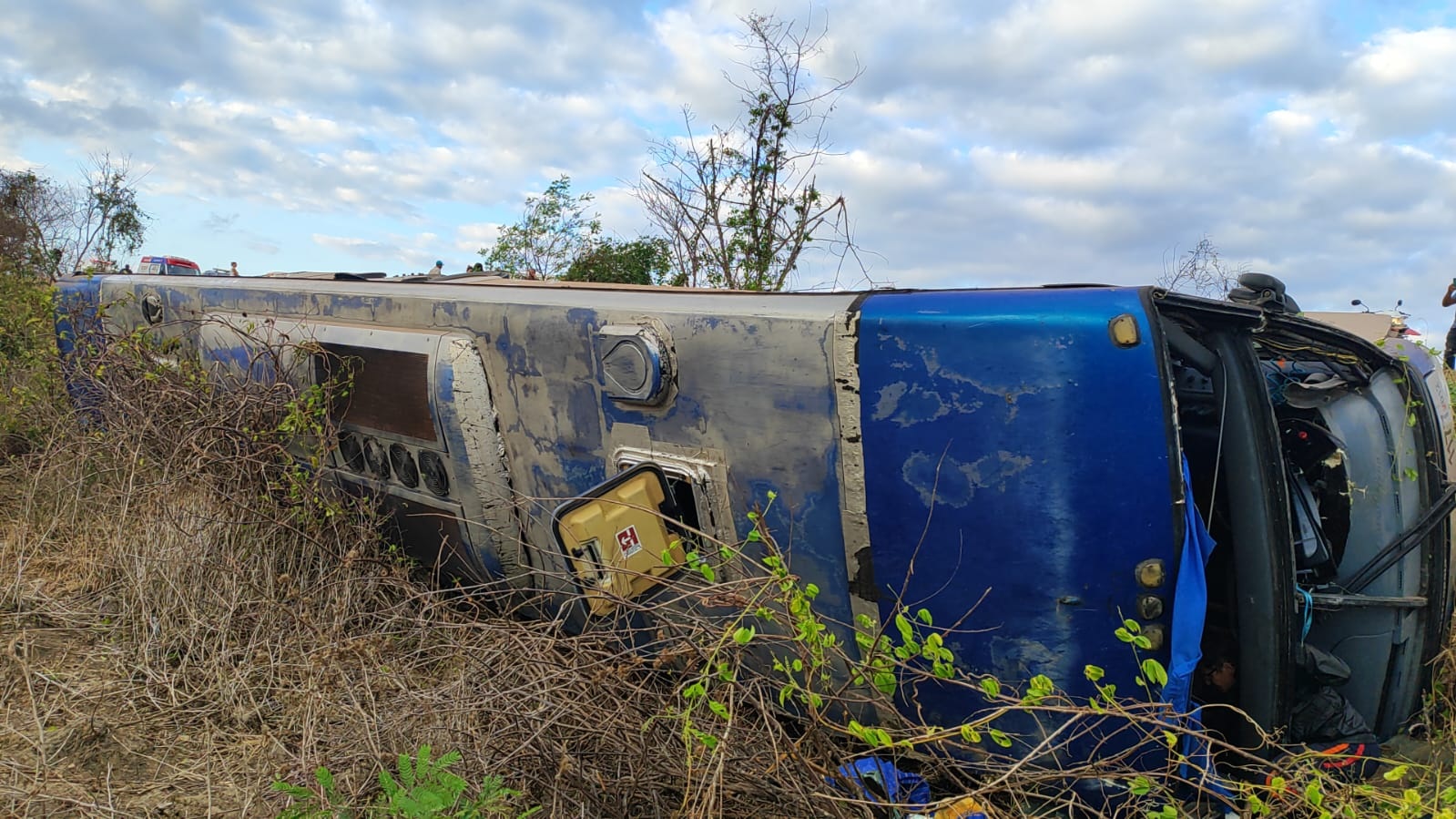 Ônibus que levava turistas a Jericoacoara tomba em estrada em Trairi, no Ceará
