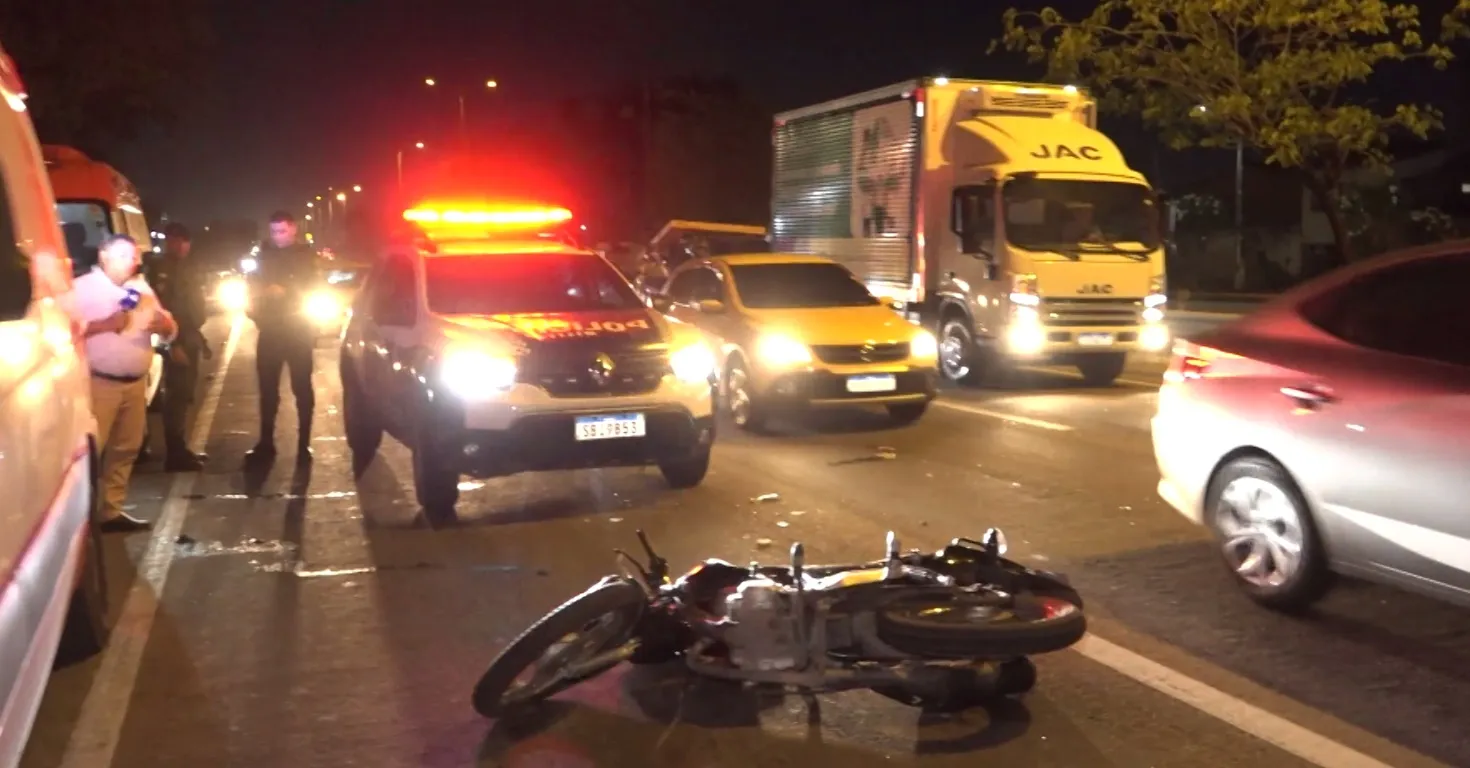 Três pessoas ficam feridas após pedestre atravessar rodovia de repente e ser atropelado, em Fortaleza