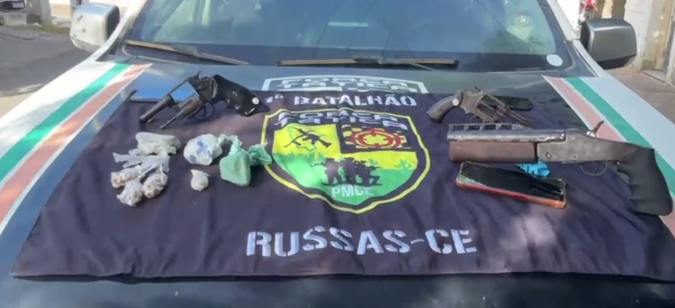 Padrasto e enteado são presos com espingarda e drogas em Russas, no interior do Ceará