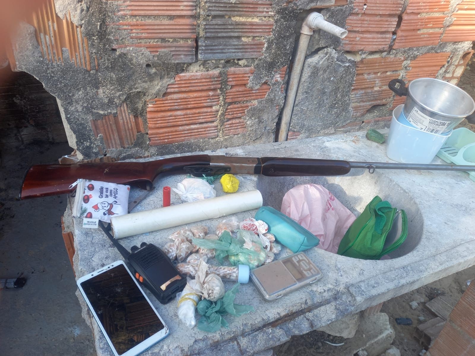 Polícia Militar apreende espingardas e drogas em Fortaleza, Caucaia e Horizonte, no Ceará