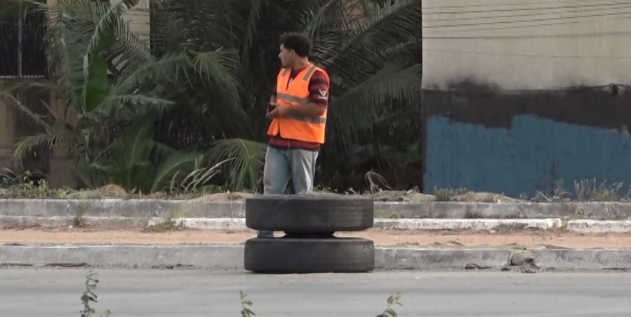 Pneus de caminhão se desprendem e atingem carro em rodovia movimentada no Ceará