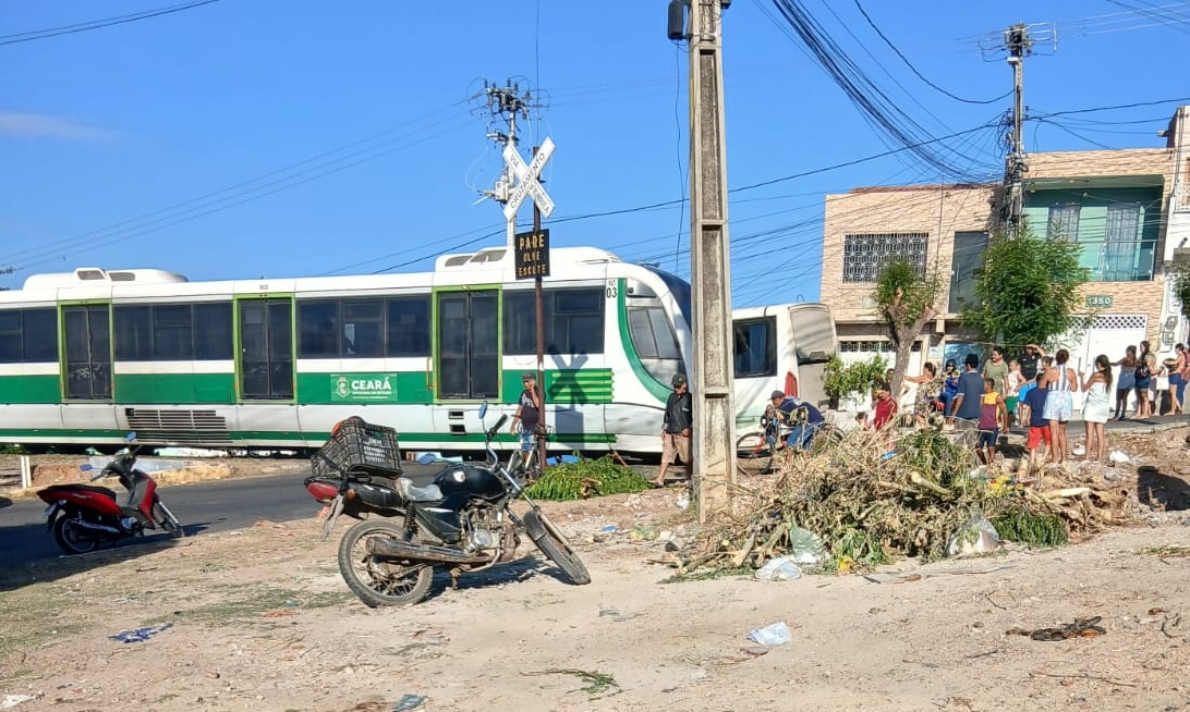 Colisão entre ônibus e trem do VLT é registrada em Sobral nesta quinta-feira (8)