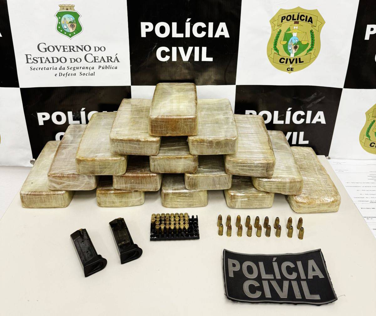 Casal é preso após ser flagrado com 15,4 kg de crack e armas em carro no Ceará