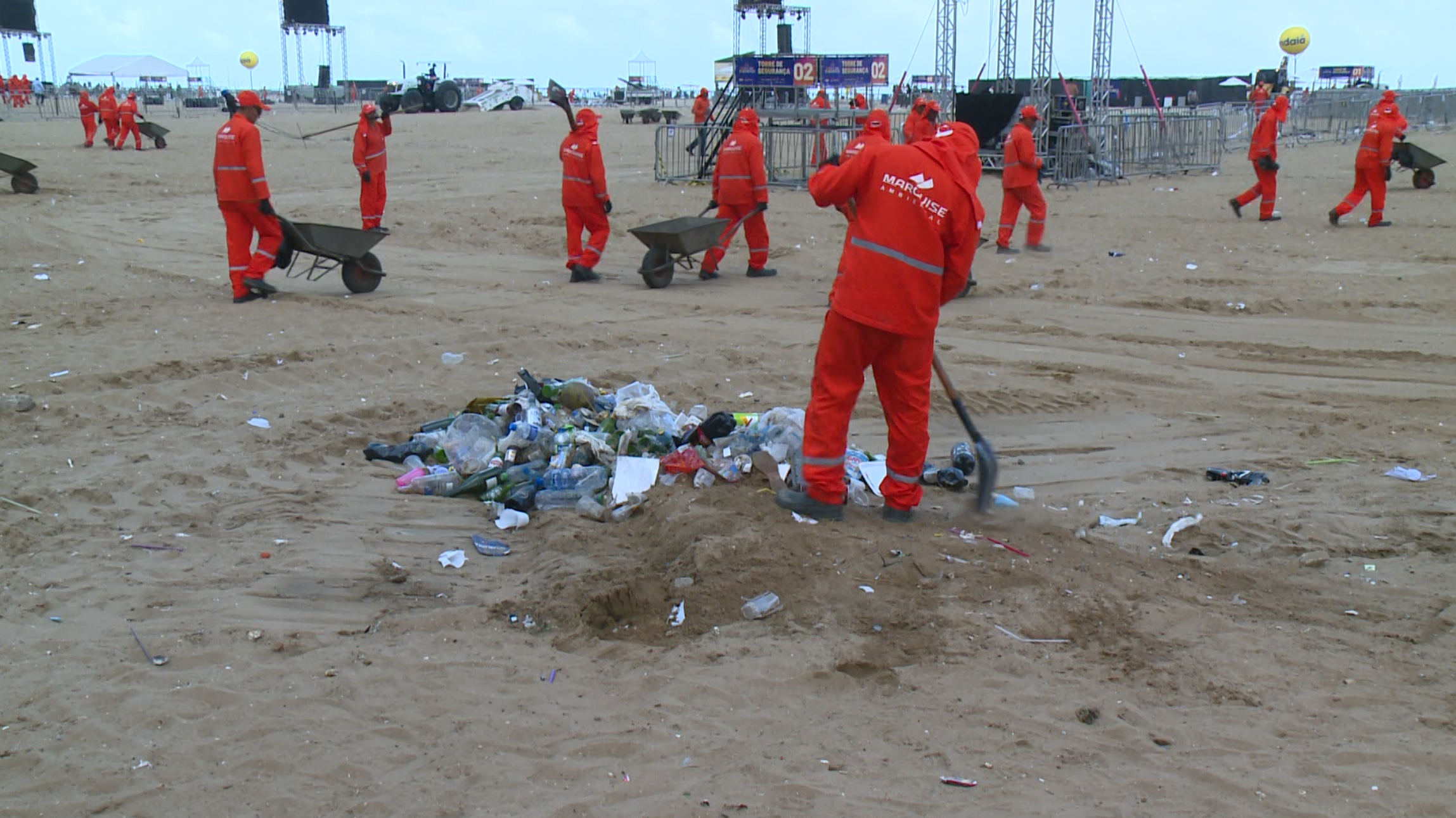 Pós-Réveillon: toneladas de lixo são retiradas da Praia de Iracema