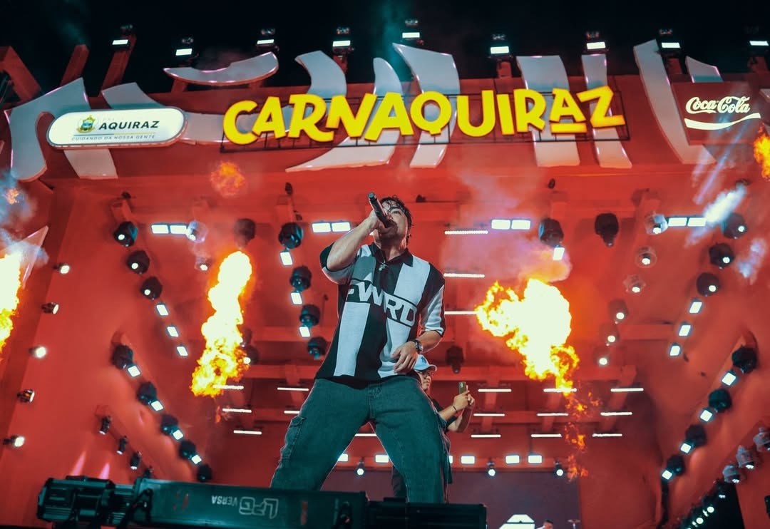 Show de Henry Freitas no Carnaval de Aquiraz reúne 100 mil pessoas, com direito a banho em caminhão-pipa