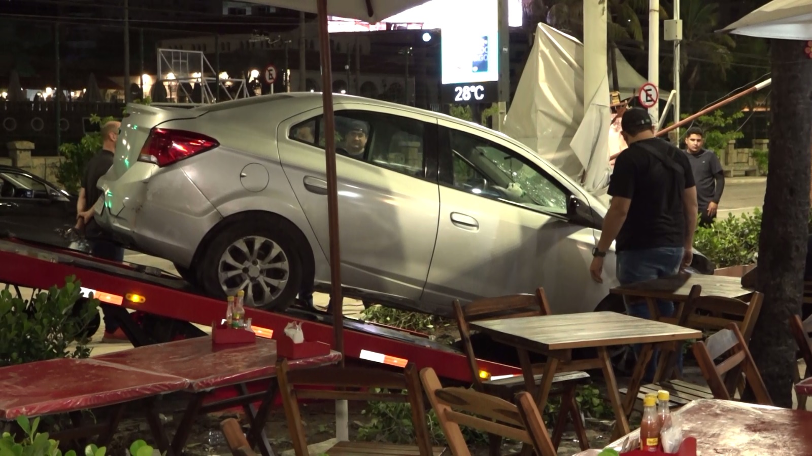 Motorista por aplicativo perde controle do carro e invade barraca de praia na Beira Mar de Fortaleza