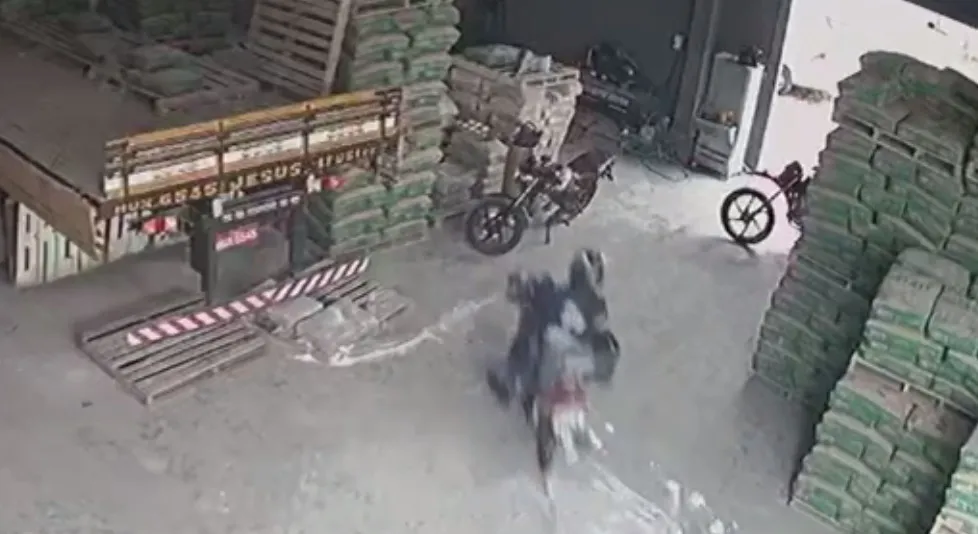 Condutor perde o controle da moto e sobrevive ao bater em sacas de cimento, no Ceará