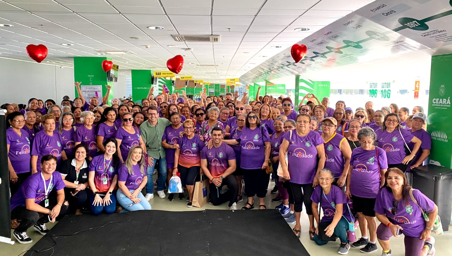 Idosos do projeto FelizIdade participam de bloquinhos e concursos de fantasia em Fortaleza