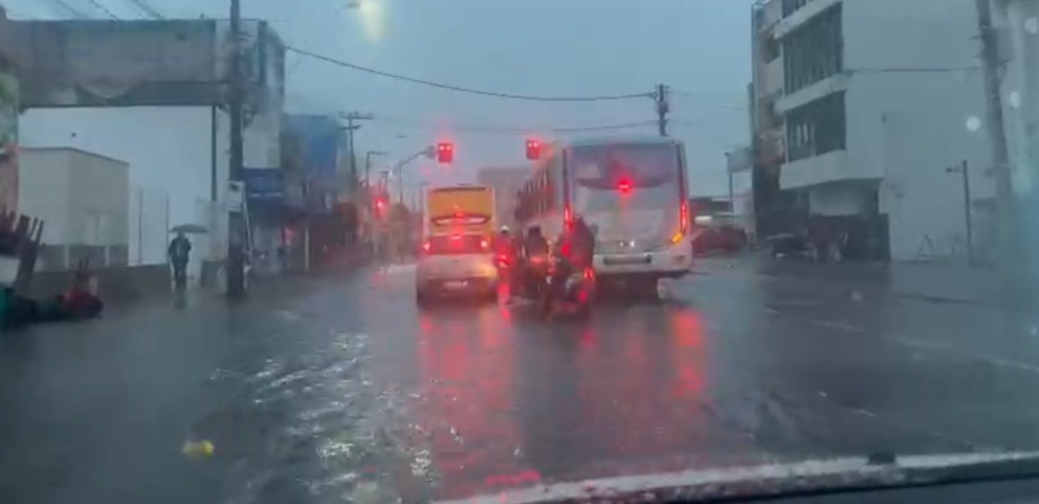 Fortaleza amanhece sob chuva e com ruas alagadas nesta quinta-feira (12)