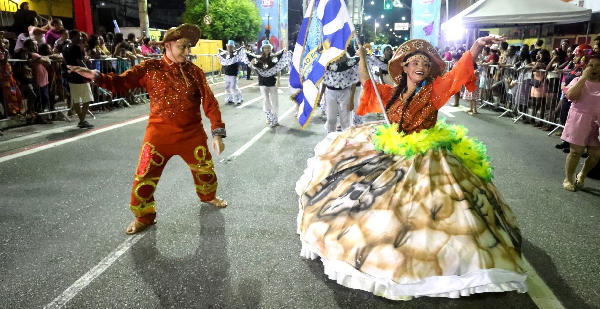 Último dia de desfiles na Domingos Olímpio, em Fortaleza, terá afoxés e escolas de samba; confira