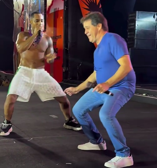 Evandro Leitão dança “Batedeira” com Kanalha em show no Pré-Carnaval de Fortaleza