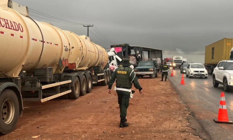 Acidente entre dois caminhões deixa um dos motoristas ferido em Maracanaú, no Ceará