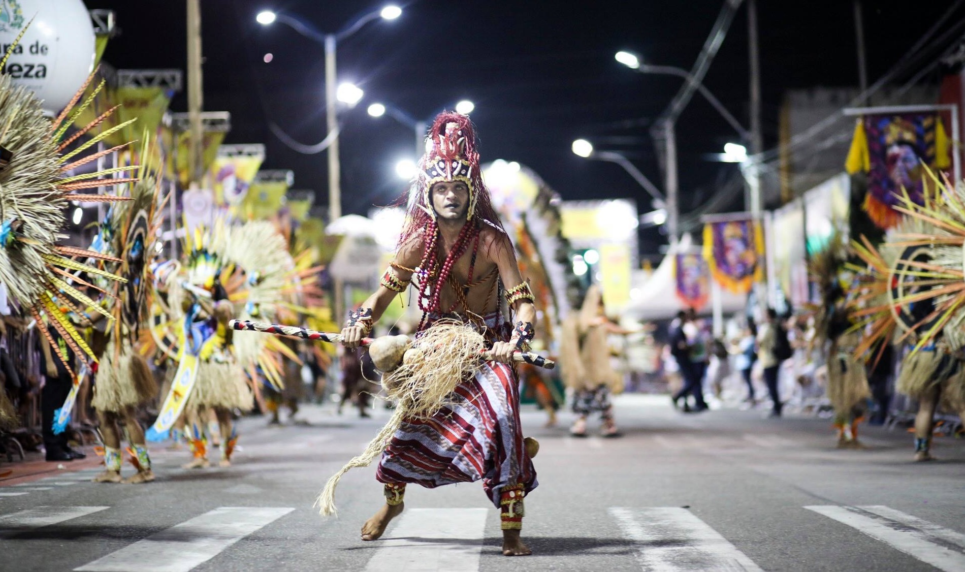 Montagem do palco do Carnaval altera o trânsito na Avenida Domingos Olímpio, em Fortaleza