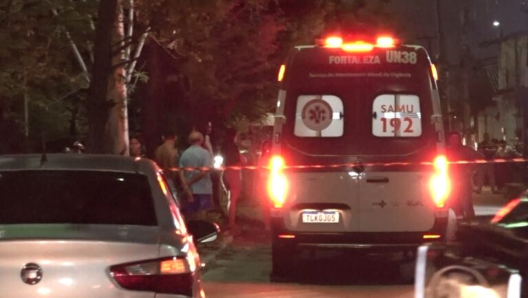 Motociclista morre ao perder o controle e colidir em árvore, em Fortaleza