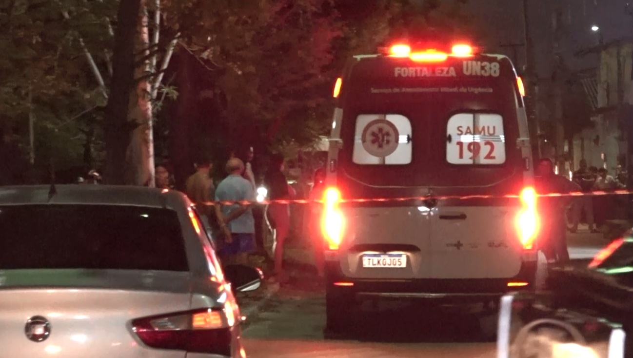 Motociclista morre ao perder o controle e colidir em árvore, em Fortaleza