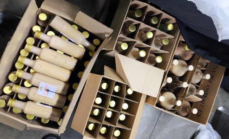 Fiscais apreendem bebidas alcoólicas irregulares em feira de Curitiba