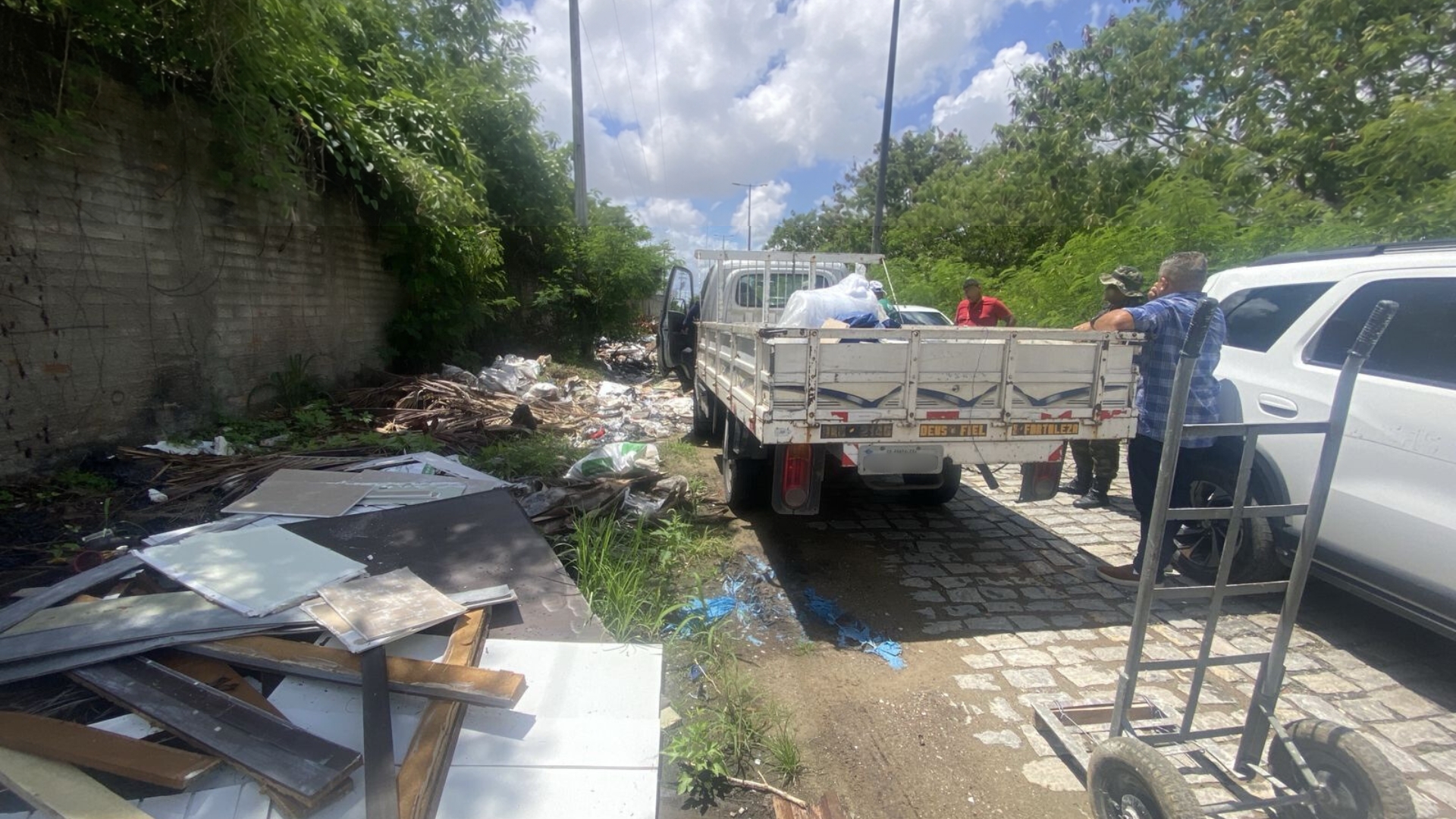 Agefis apreende caminhonete por descarte irregular de resíduos no bairro Cajazeiras, em Fortaleza