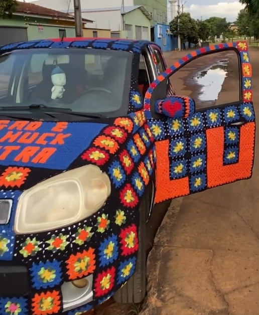 Artesã de Goiás cobre carro com crochê e ganha destaque na web