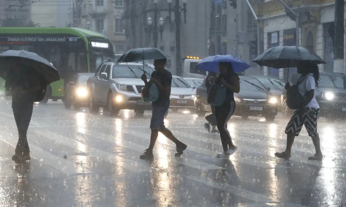 Sexta pré-carnaval terá chuva em boa parte do país; veja previsão