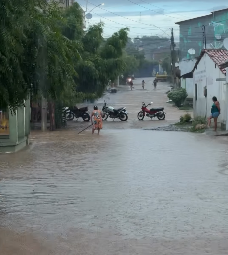 Chuva provoca alagamentos em ruas e causa transtornos em Canindé, no interior do Ceará
