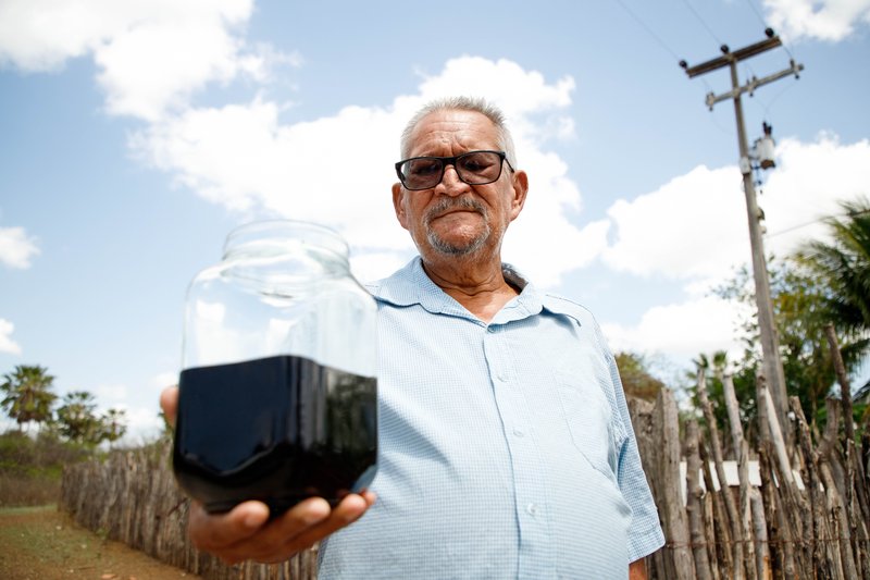 Agricultor cearense faz empréstimo para furar poço em busca de água e encontra substância que pode ser petróleo