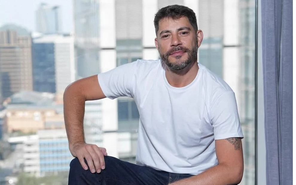 Evaristo Costa rebate comentário homofóbico de seguidora nas redes sociais