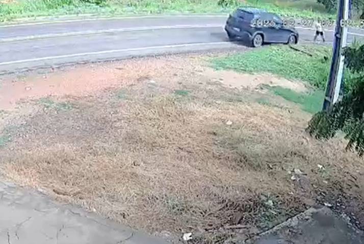 Mulher é atropelada por carro enquanto andava em acostamento de rodovia no Ceará