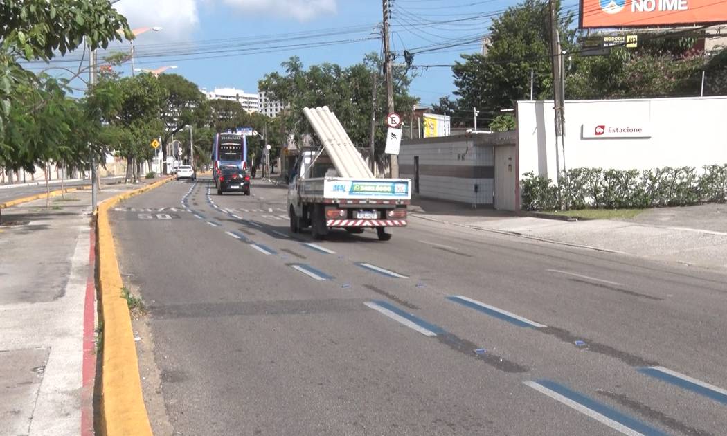 Estudo indica que faixa azul exclusiva para motos pode aumentar risco de acidentes em Fortaleza