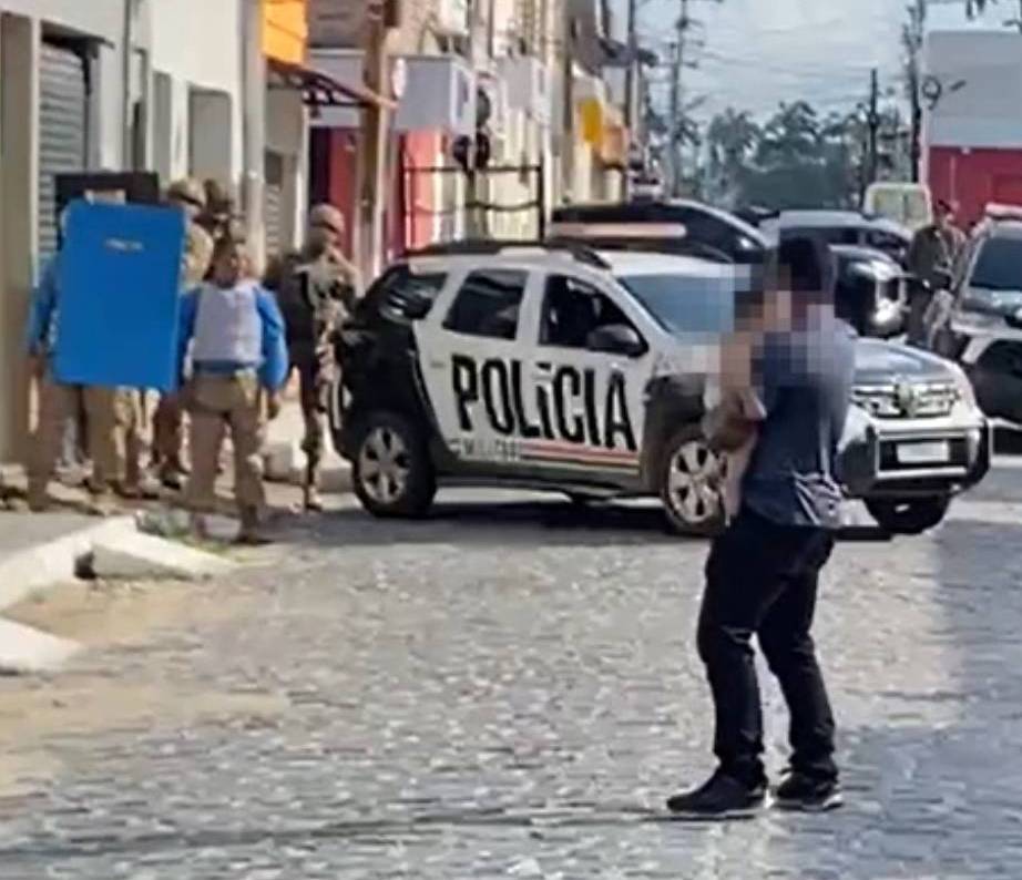 Colombiano é preso suspeito de manter filho bebê em cárcere privado em Pacatuba