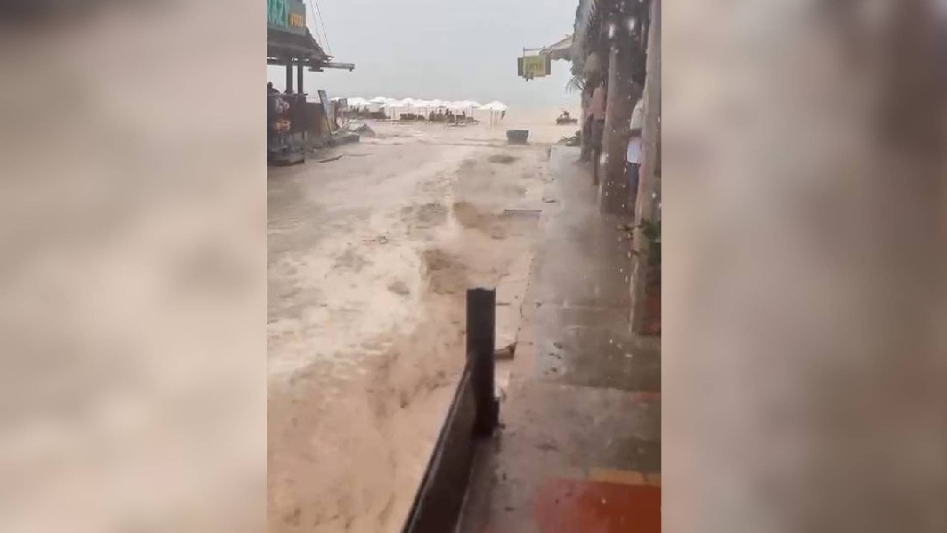 Chuva intensa provoca alagamentos e correnteza em ruas da Vila de Jericoacoara, no Ceará