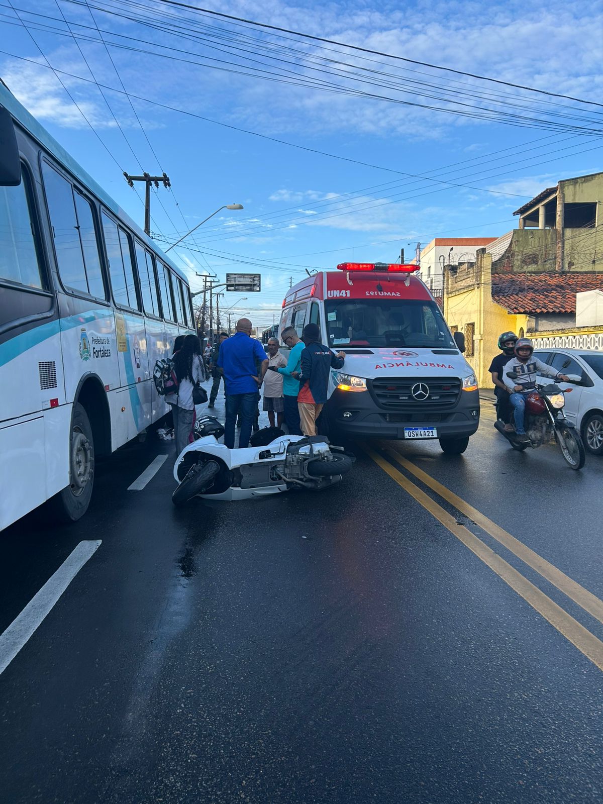 Policial militar cai de moto e tem braço atingido por ônibus em Fortaleza