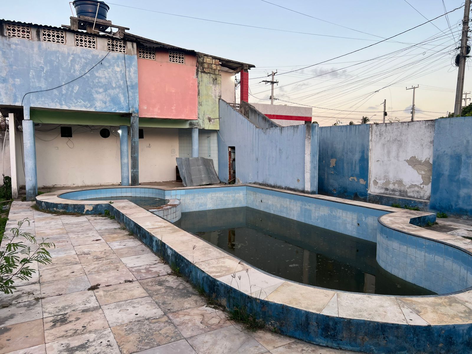 Bebê morreu afogado em piscina após irmã adolescente sair para mercearia, em Caucaia (CE)