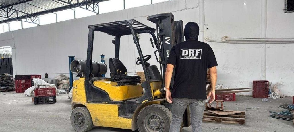 Polícia prende cinco pessoas e apreende 11 toneladas de fios de cobre em galpão em Fortaleza