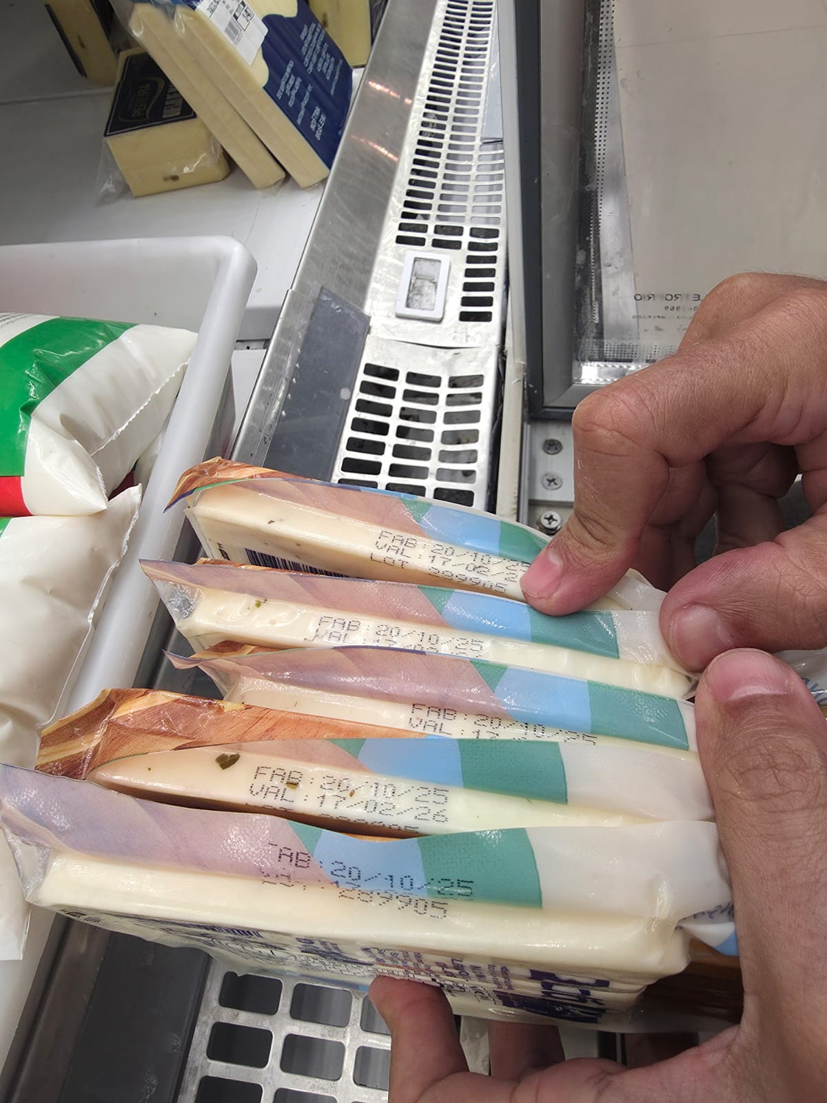 Procon Ceará autua supermercado por venda de produtos impróprios ao consumo em Fortaleza