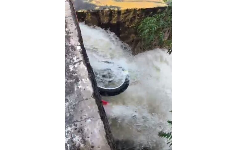 Moto é arrastada por forte chuva em Juazeiro do Norte, no Ceará