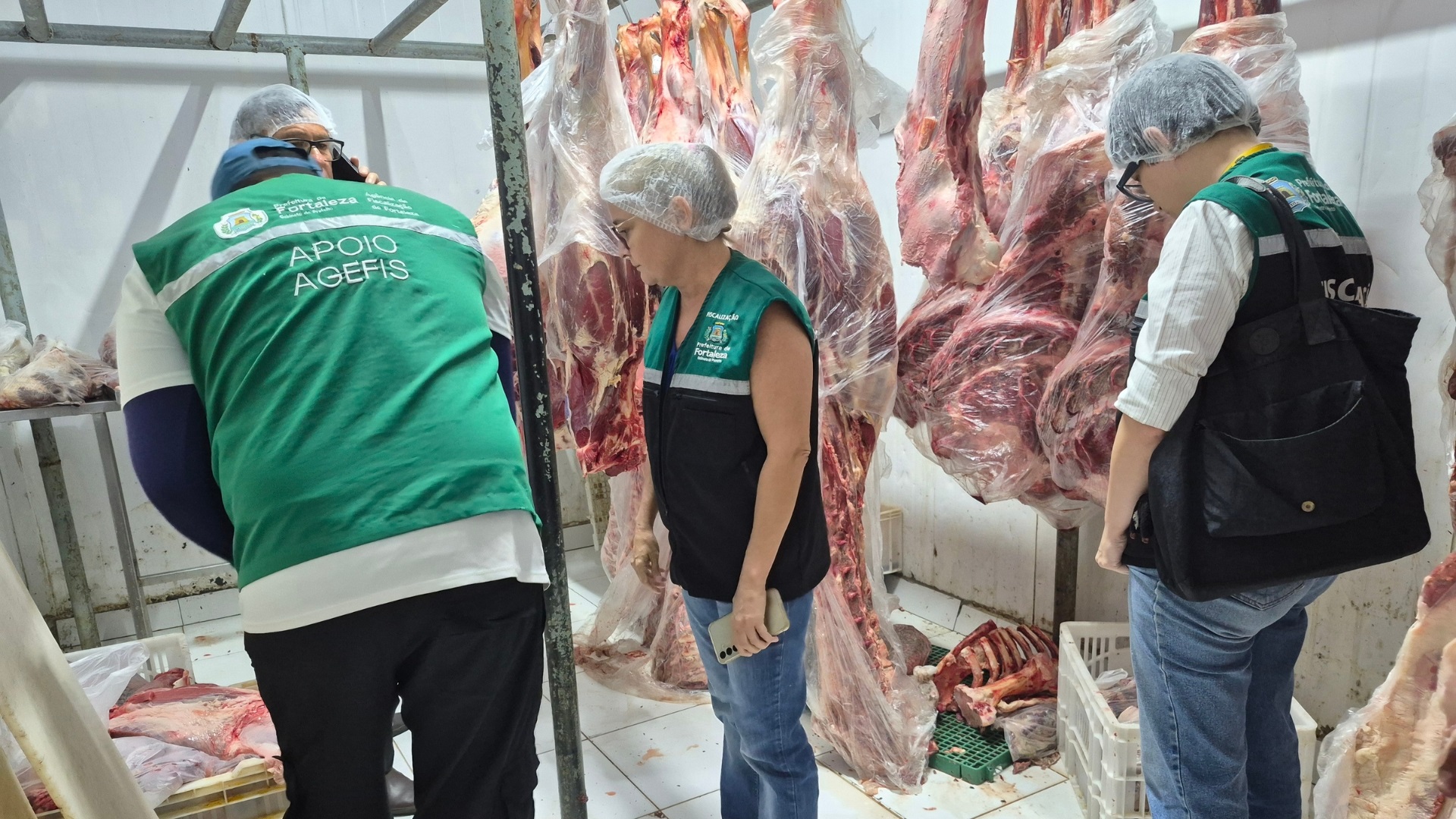 Agefis apreende 500 kg de carne em açougue de Fortaleza; estabelecimento já estava interditado