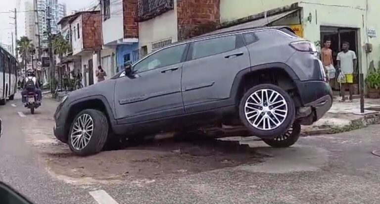 Carro cai e fica preso em buraco em avenida de Fortaleza