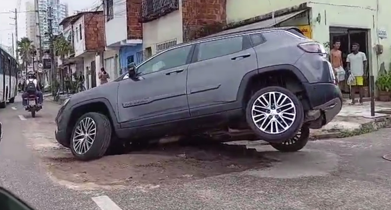 Carro cai e fica preso em buraco em avenida de Fortaleza