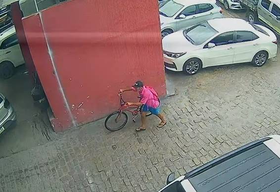 Homem de bicicleta é flagrado furtando ferramentas de oficina em Fortaleza